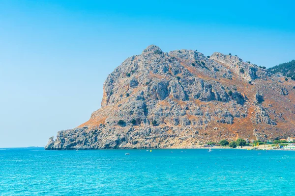 Rodos, Yunanistan - 14 Haziran 2019: Dağlık ve kayalık plajlı Rodos adasındaki güzel Kolymbia Körfezi manzarası