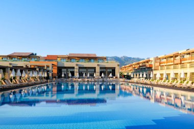 Kos Adası, Yunanistan - 24 Ağustos 2019: Yunanistan 'ın Kos adasındaki Ege Denizi kıyısındaki lüks otel