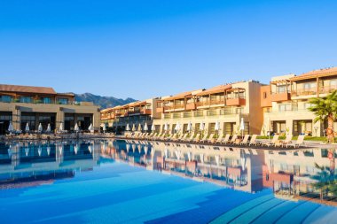 Kos Adası, Yunanistan - 24 Ağustos 2019: Yunanistan 'ın Kos adasındaki Ege Denizi kıyısındaki lüks otel