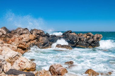 Yunanistan 'ın Kos adasında kayalık plajlı güzel körfezin manzarası