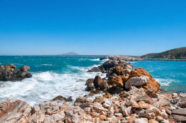 Yunanistan 'ın Kos adasında kayalık plajlı güzel körfezin manzarası