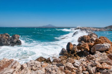 Yunanistan 'ın Kos adasında kayalık plajlı güzel körfezin manzarası