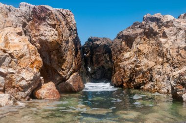 Kalymnos Adası, Yunanistan - 9 Ağustos 2019: Kalimnos Adası 'nın gün batımı manzarası ve gezinti alanı