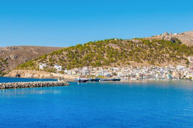 Kalymnos Adası, Yunanistan - 9 Ağustos 2019: Kalimnos Adası 'nın gün batımı manzarası ve gezinti alanı