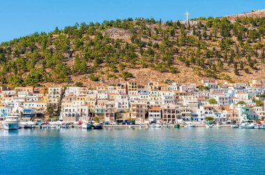 Kalymnos Adası, Yunanistan - 9 Ağustos 2019: Kalimnos Adası 'nın gün batımı manzarası ve gezinti alanı