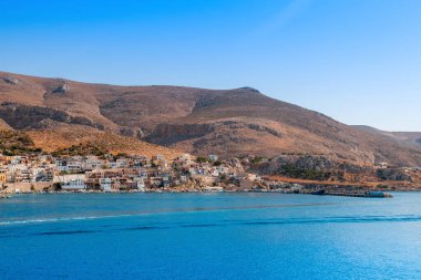 Kalymnos Adası, Yunanistan - 9 Ağustos 2019: Kalimnos Adası 'nın gün batımı manzarası ve gezinti alanı