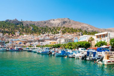 Kalymnos Adası, Yunanistan - 9 Ağustos 2019: Kalimnos Adası 'nın gün batımı manzarası ve gezinti alanı