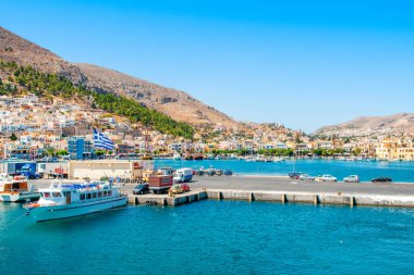 Kalymnos Adası, Yunanistan - 9 Ağustos 2019: Kalimnos Adası 'nın gün batımı manzarası ve gezinti alanı