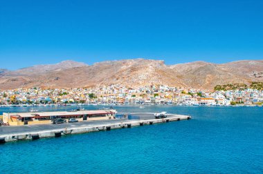 Kalymnos Adası, Yunanistan - 9 Ağustos 2019: Kalymnos adasının gün batımı manzarası ve gezinti alanı