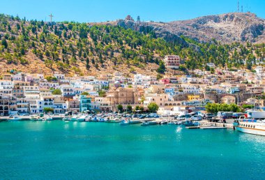 Kalymnos Adası, Yunanistan - 9 Ağustos 2019: Kalimnos Adası 'nın gün batımı manzarası ve gezinti alanı