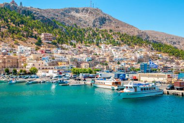 Kalymnos Adası, Yunanistan - 9 Ağustos 2019: Kalimnos Adası 'nın gün batımı manzarası ve gezinti alanı