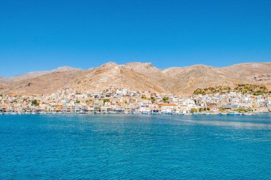 Kalymnos Adası, Yunanistan - 9 Ağustos 2019: Kalimnos Adası 'nın gün batımı manzarası ve gezinti alanı