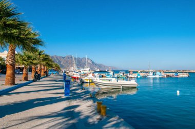 Kos Adası, Yunanistan - 9 Ağustos 2019: Kardamena köyünde gün batımı manzarası ve gezinti