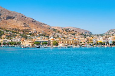 Kalymnos Adası, Yunanistan - 9 Ağustos 2019: Kalimnos Adası 'nın gün batımı manzarası ve gezinti alanı