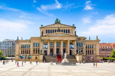 Berlin, Almanya, 20 Temmuz 2016: Ünlü Jandarma Meydanı Berlin 'deki tarihi Berlin Konser Salonu' na bakın, 20 Temmuz 2016