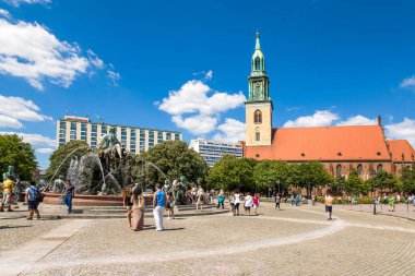 BERLİN, GERMANY - 20 HAZİRAN 2016: Neptün Fıskiyesi ve St. Mary Kilisesi - Marienkirche Alexanderplatz, Almanya, Berlin, 20 Temmuz 2016