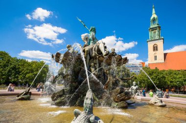 Berlin, Almanya, 20 Temmuz 2016: Neptün Fıskiyesi ve St. Mary Kilisesi - Marienkirche Alexanderplatz, Berlin, Almanya, 20 Temmuz 2016