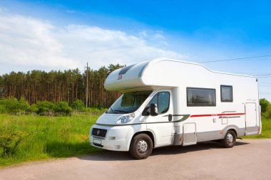 Girona, İspanya - 28 Eylül 2016: Yoldaki karavan arabası, Girona, İspanya, 28 Eylül 2016