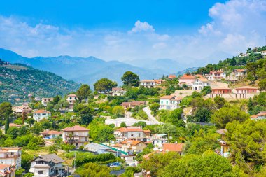 Bavyera Alplerinde köy manzarası