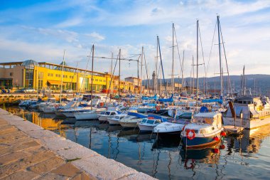 Trieste, İtalya - 10 Temmuz 2016: İtalya 'nın Trieste kentindeki yat marinasında günbatımı manzarası, 10 Temmuz 2016