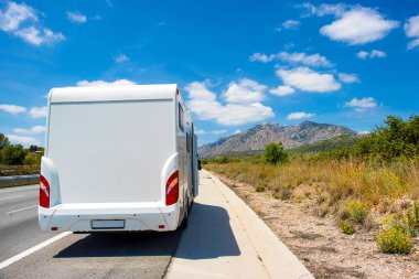 Girona, İspanya - 28 Eylül 2016: Arka planda dağ manzaralı karavan aracı