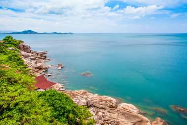 Koh Samui Adası, Tayland 'ın yeşil kayalık kıyılarının güzel tropikal manzarası