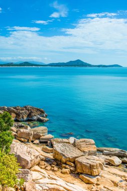 Koh Samui Adası, Tayland 'ın yeşil kayalık kıyılarının güzel tropikal manzarası