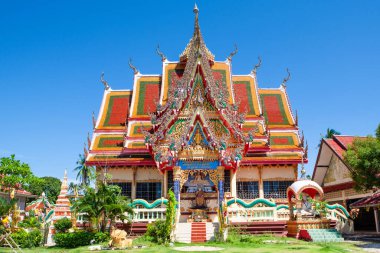 Koh Samui, Tayland - 19 Kasım 2019: Koh Samui, Tayland 'da Wat Khunaram adlı bir Budist tapınağının cephesi