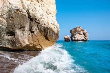 Kıbrıs adasında güzel bir yaz manzarası ve Afrodit Kayası