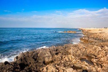 Kıbrıs 'ın Ayia Napa kentinde kayalık bir plajın güzel bir yaz manzarası