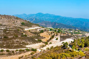 Yeşil tepelerin güzel manzarası og Troodos dağı, Kıbrıs