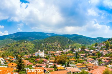 Kıbrıs 'ın Pedoulas köyünün panoramik yaz manzarası