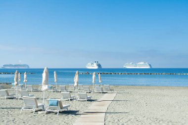 Limasol, Kıbrıs - 16 Mayıs 2021: Ufukta seyahat gemileri olan Akdeniz kıyılarının gündoğumu manzarası 