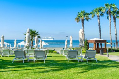 Kıbrıs adasındaki Akdeniz kıyısında gündoğumu plaj manzarası 