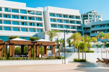 Limasol, Kıbrıs - 19 Mayıs 2021: Akdeniz kıyısındaki lüks ve modern bir otelin dışı