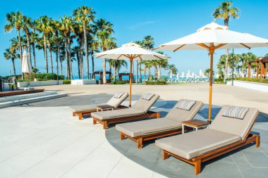 Limasol, Kıbrıs - 19 Mayıs 2021: Akdeniz kıyısındaki lüks modern oteldeki havuz alanı