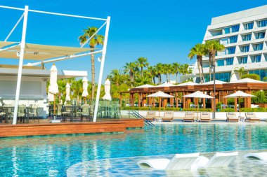 Limasol, Kıbrıs - 19 Mayıs 2021: Akdeniz kıyısındaki lüks modern oteldeki havuz alanı
