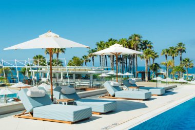 Limasol, Kıbrıs - 19 Mayıs 2021: Akdeniz kıyısındaki lüks modern oteldeki havuz alanı