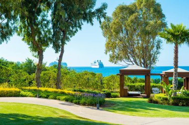 Kıbrıs adasındaki Akdeniz kıyısında gündoğumu plaj manzarası 