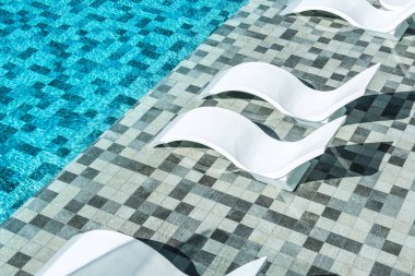 Limasol, Kıbrıs - 19 Mayıs 2021: Akdeniz kıyısındaki lüks modern oteldeki havuz alanı