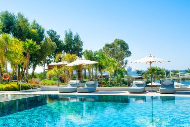 Limasol, Kıbrıs - 19 Mayıs 2021: Akdeniz kıyısındaki lüks modern oteldeki havuz alanı