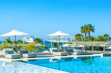 Limasol, Kıbrıs - 19 Mayıs 2021: Akdeniz kıyısındaki lüks modern oteldeki havuz alanı
