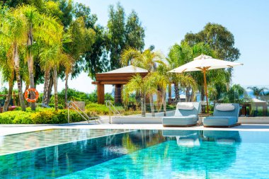 Limasol, Kıbrıs - 19 Mayıs 2021: Akdeniz kıyısındaki lüks modern oteldeki havuz alanı