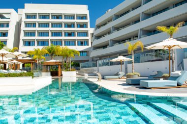 Limasol, Kıbrıs - 19 Mayıs 2021: Akdeniz kıyısındaki lüks modern oteldeki havuz alanı