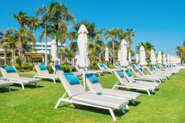 Limasol, Kıbrıs - 19 Mayıs 2021: Kıbrıs adasının Akdeniz kıyısındaki lüks modern otelin gündoğumu plaj manzarası 