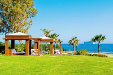 Limasol, Kıbrıs - 19 Mayıs 2021: Kıbrıs Rum Kesimi 'nin Akdeniz kıyılarındaki gündoğumu plaj manzarası 