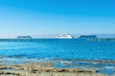 Limasol, Kıbrıs - 16 Mayıs 2021: Ufukta seyahat gemileri olan Akdeniz kıyılarının gündoğumu manzarası 