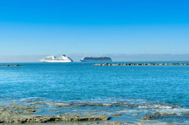 Limasol, Kıbrıs - 16 Mayıs 2021: Ufukta seyahat gemileri olan Akdeniz kıyılarının gündoğumu manzarası 