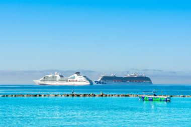 Limasol, Kıbrıs - 16 Mayıs 2021: Ufukta seyahat gemileri olan Akdeniz kıyılarının gündoğumu manzarası 