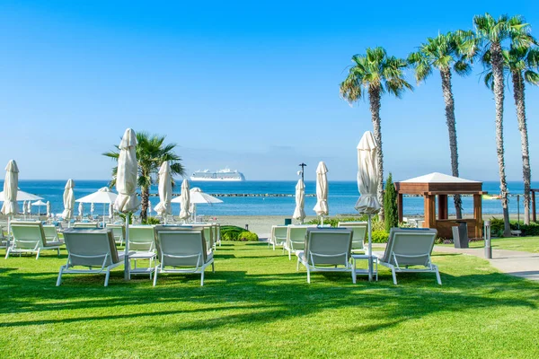 Kıbrıs adasındaki Akdeniz kıyısında gündoğumu plaj manzarası 